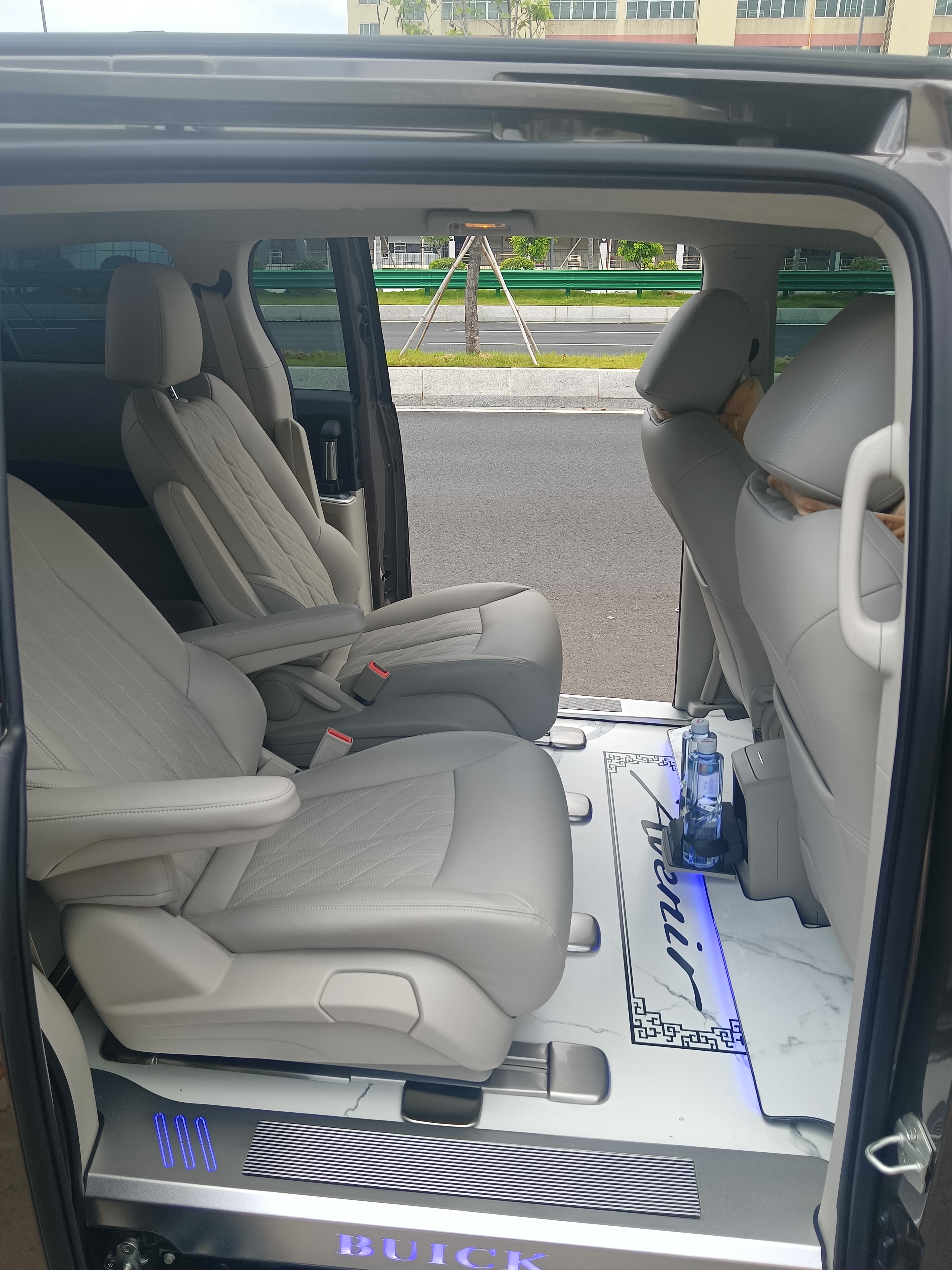 广州别克gl8商务车